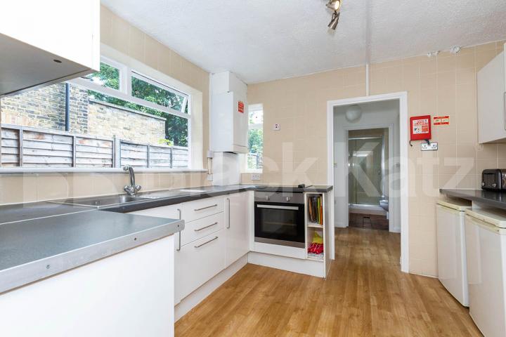 whole house with 2 receptions and 6 large bedrooms  Burgoyne Road, Harringay - Hornsey 